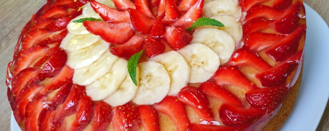 Пирог с клубникой и бананом