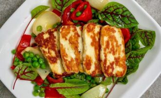 Салат с жареным халуми и горошком