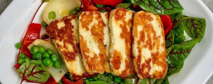 Салат с жареным халуми и горошком