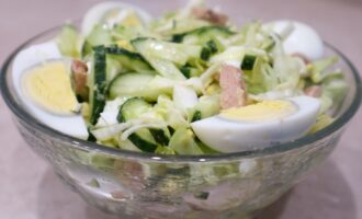 Салат с печенью трески и капустой