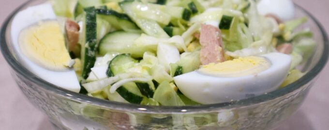 Салат с печенью трески и капустой