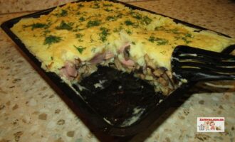 Картофельная запеканка с сосисками и грибами