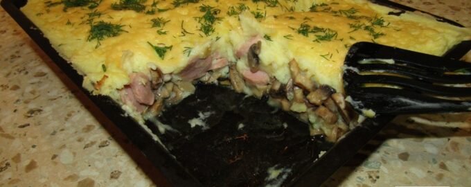 Картофельная запеканка с сосисками и грибами