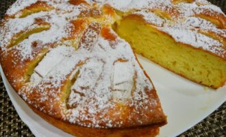 Шарлотка с творогом, сметаной и яблоками