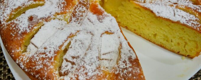 Шарлотка с творогом, сметаной и яблоками