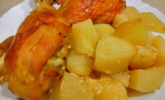 Сочная курица с картошкой и сметаной в духовке