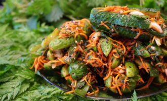 Закуска из фаршированных огурцов по корейский
