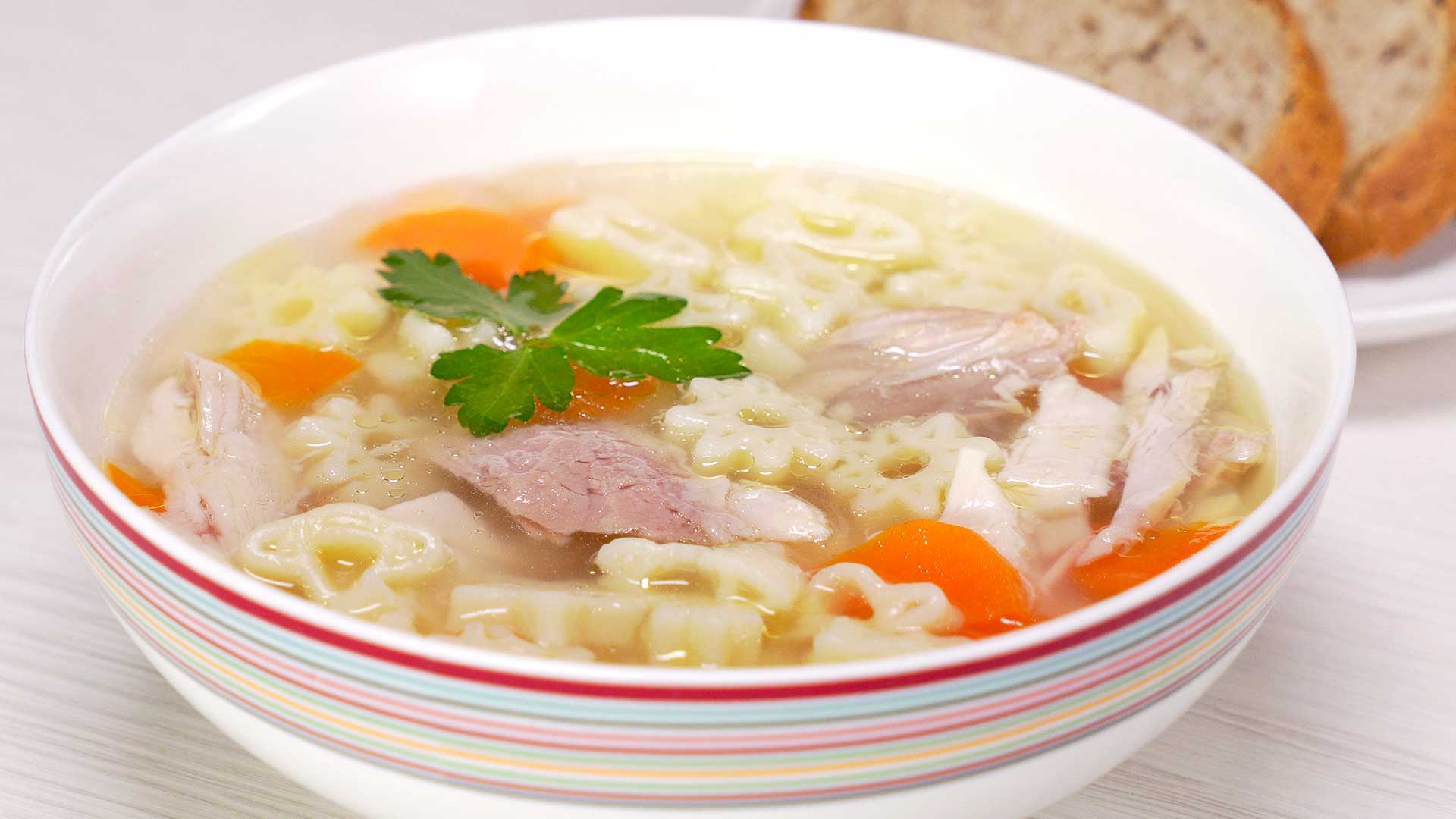 Куриный суп с макаронами и кабачками