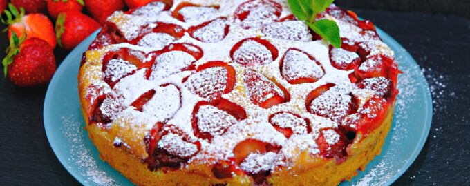 Самый простой пирог с клубникой
