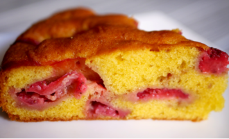 Быстрый пирог с клубникой