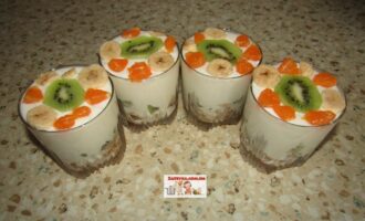 Сметанный десерт с фруктами
