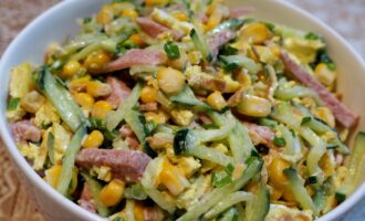 Салат с огурцом и кукурузой