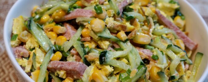 Салат с огурцом и кукурузой