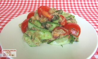 Салат с консервированным тунцом и овощами