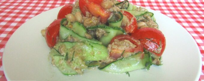 Салат с консервированным тунцом и овощами