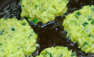 Кабачковые оладьи с зеленым луком