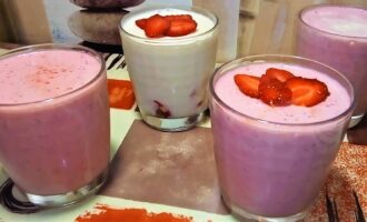 Творожно-сметанный десерт. Клубничный десерт в стаканчике