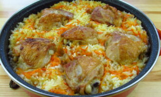 Рис с курицей и бульоном в духовке
