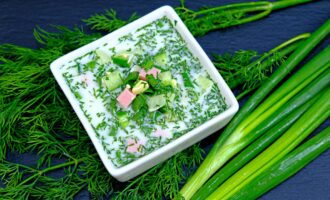 Освежающая окрошка на бульоне! Семейный рецепт с курочкой и колбасой