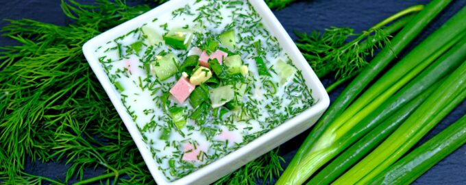 Освежающая окрошка на бульоне! Семейный рецепт с курочкой и колбасой