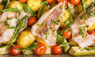 Рыба, запеченная с кабачками и картошкой в духовке