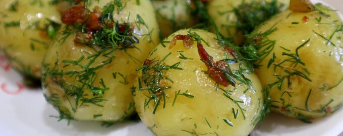 Молодой картофель с зажаркой и укропом
