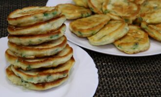 Оладьи с зеленым луком и яйцом