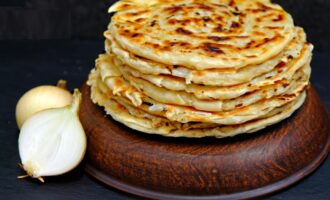 Лепешки с луком на сковороде слоеные