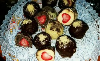 Домашние конфеты с клубникой без выпечки