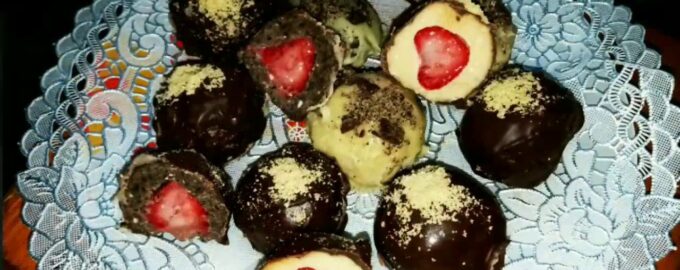 Домашние конфеты с клубникой без выпечки
