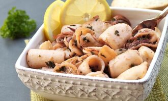 Жареные кальмары с чесноком ﻿