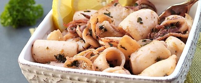 Жареные кальмары с чесноком ﻿