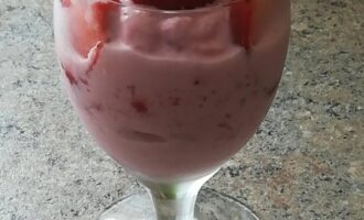 Сметанный десерт с клубникой