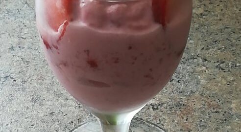 Сметанный десерт с клубникой