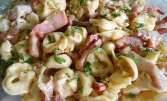 Тортеллини с ветчиной, сметаной и сыром