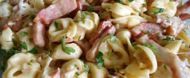 Тортеллини с ветчиной, сметаной и сыром
