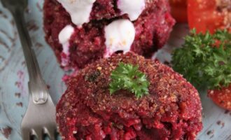 Свекольные котлеты с гречкой