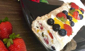 Рулет из безе с фруктами
