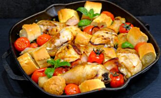 Ужин из курицы на сковороде с беконом и багетом