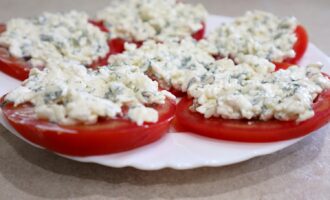 Помидоры с плавленым сырком и чесноком