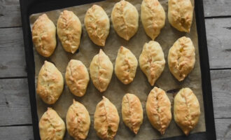 Пирожки с курицей, капустой и картошкой из теста на йогурте