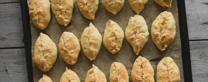 Пирожки с курицей, капустой и картошкой из теста на йогурте
