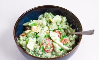Салат из брокколи с яйцом и помидорами