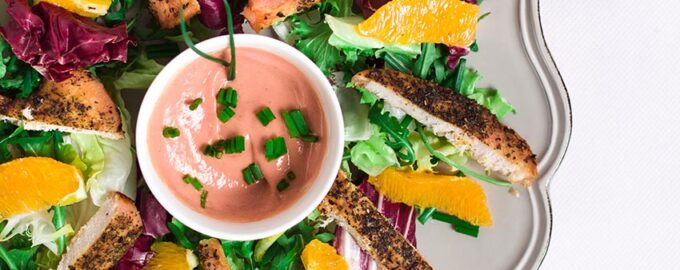Салат с курицей, апельсином и розовым соусом
