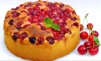 Простой пирог с вишней или другими ягодами! Мягкий, ароматный и очень нежный пирог!