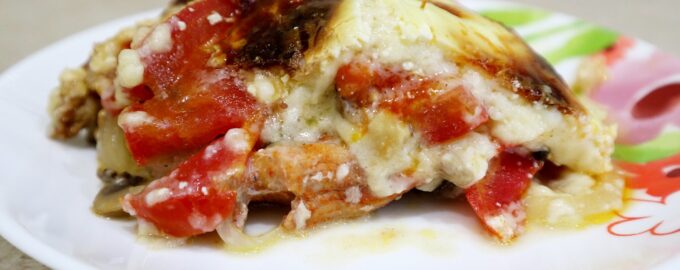 Свинина с грибами, помидорами и луком