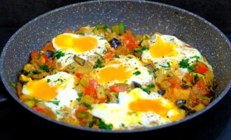 Яичница с овощами в сковородке