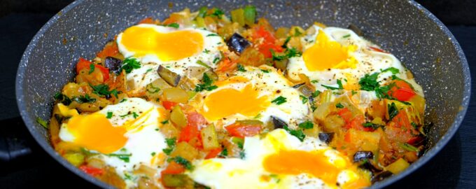 Яичница с овощами в сковородке