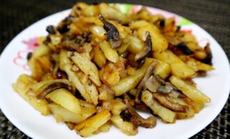 Жареная картошка с грибами и луком на сковороде