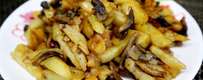 Жареная картошка с грибами и луком на сковороде